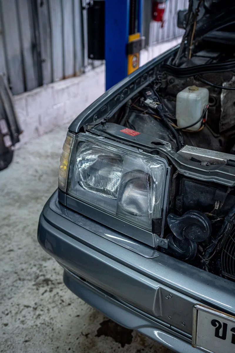 Mercedes с открытым капотом